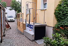 „06/2023 Zugang Wohnhaus vorhandene Treppe überbaut: Zugang Fußgänger über Holztreppe,
Zugang Rollstuhlfahrer über Hebelift für Kunde in Lambsheim