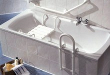 Badewanne mit Handgriff, Sitz und Einstiegshilfe