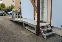 Rampe mit Treppe für Fußgänger