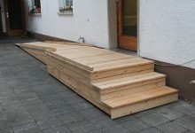 Rampe und Treppe aus wetterbeständigem Holz