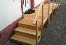 Holzrampe und Treppe