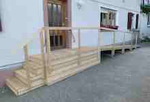 „07/2022 Holzpodest, seitliche Treppe und Auffahrrampe“ für Kunden aus Landau