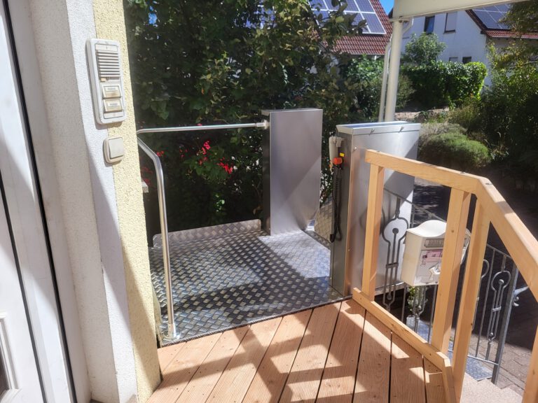 Hebelift in Schwegenheim mit Holzpodest
